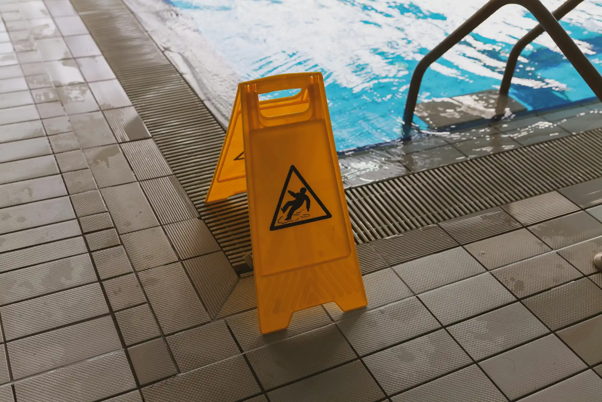 warning sign by a swimming pool